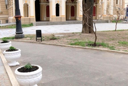 В сквере Пале-Рояль меняют дорожное покрытие (фоторепортаж)