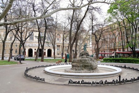 В сквере Пале-Рояль меняют дорожное покрытие (фоторепортаж)