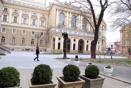 В сквере Пале-Рояль меняют дорожное покрытие (фоторепортаж)