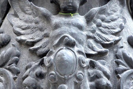 В сквере Пале-Рояль меняют дорожное покрытие (фоторепортаж)