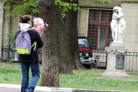 В сквере Пале-Рояль меняют дорожное покрытие (фоторепортаж)