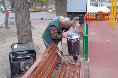 Сломанные мусорные урны в парке Шевченко восстановили и вернули на место (фото)