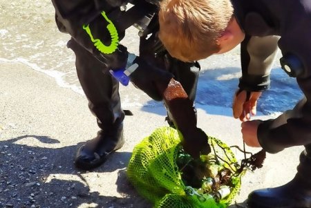 Подготовка к курортному сезону: водолазы обследуют морское дно на одесских пляжах (фото)