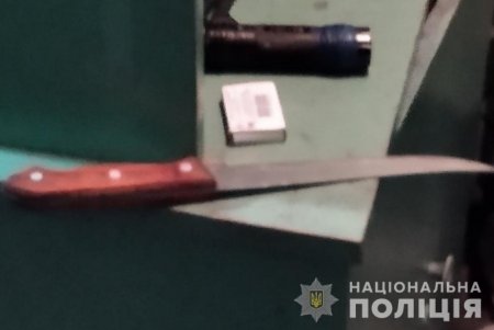 Пьяный мужчина в Окнянском районе пытался убить родственника – сначала схватил нож, а потом завел бензопилу (фото)