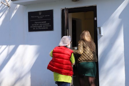 Мэр Одессы ознакомился с работой вирусологической лаборатории противочумного института (фото, видео)