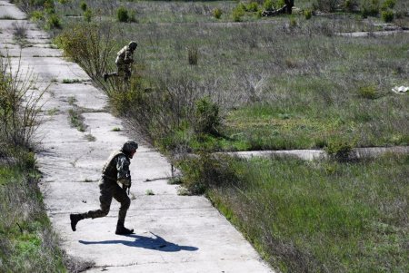 Курсанты Одесской военной академии провели полевые учения по экстренной эвакуации раненых (фото)