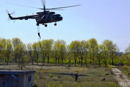 Курсанты Одесской военной академии провели полевые учения по экстренной эвакуации раненых (фото)