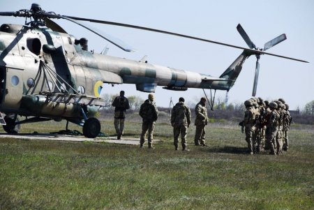 Курсанты Одесской военной академии провели полевые учения по экстренной эвакуации раненых (фото)