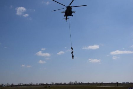 Курсанты Одесской военной академии провели полевые учения по экстренной эвакуации раненых (фото)
