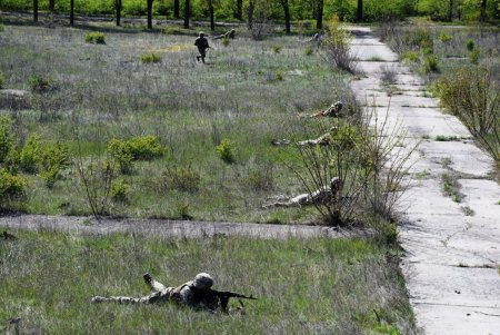 Курсанты Одесской военной академии провели полевые учения по экстренной эвакуации раненых (фото)