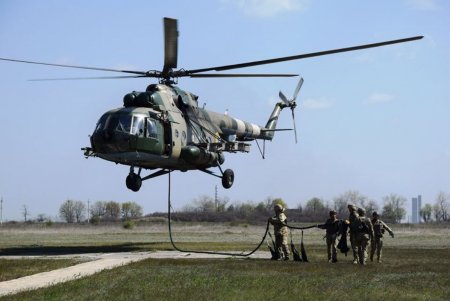 Курсанты Одесской военной академии провели полевые учения по экстренной эвакуации раненых (фото)