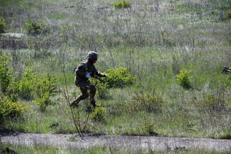 Курсанты Одесской военной академии провели полевые учения по экстренной эвакуации раненых (фото)