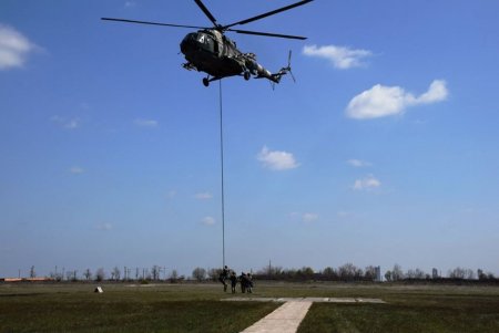 Курсанты Одесской военной академии провели полевые учения по экстренной эвакуации раненых (фото)