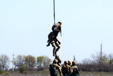 Курсанты Одесской военной академии провели полевые учения по экстренной эвакуации раненых (фото)