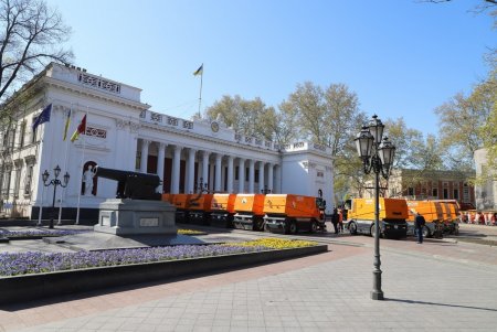 Уборка и дезинфекция: ежедневно на улицы города выходит около 90 единиц техники (фото, видео)