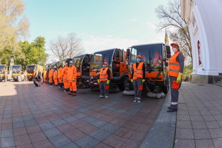 Уборка и дезинфекция: ежедневно на улицы города выходит около 90 единиц техники (фото, видео)