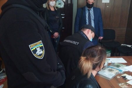 Жительница области незаконно завладела дорогим внедорожником и попыталась дать взятку сотруднику полиции  (фото)