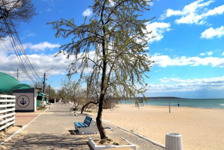 Немноголюдно на популярном пляже «Лузановка» (фоторепортаж)