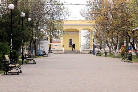 Немноголюдно на популярном пляже «Лузановка» (фоторепортаж)