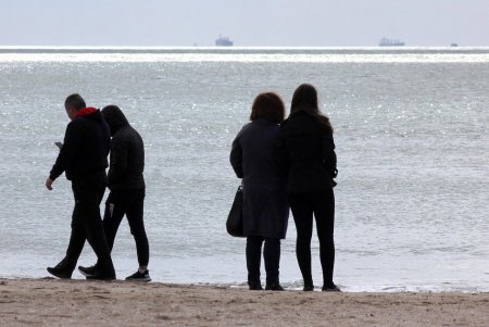Немноголюдно на популярном пляже «Лузановка» (фоторепортаж)