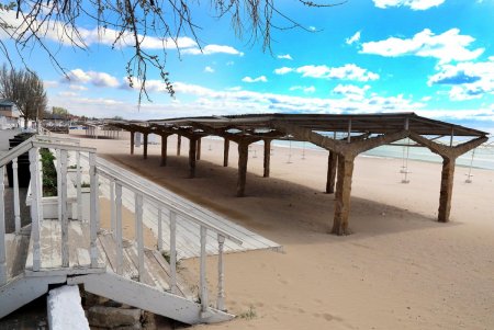 Немноголюдно на популярном пляже «Лузановка» (фоторепортаж)