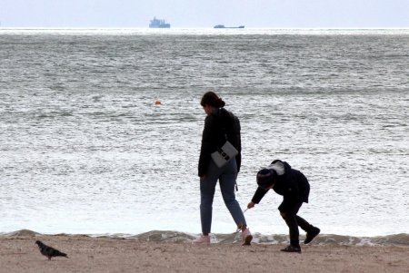 Немноголюдно на популярном пляже «Лузановка» (фоторепортаж)