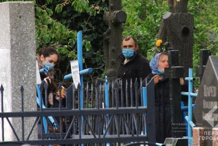 Поминальное воскресенье: одесситов, навещающих могилы своих близких и родных, не много (фото)