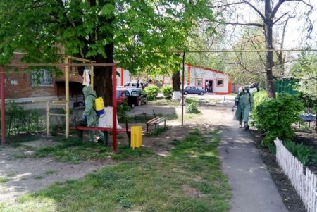 Остановки, детские и спортивные площадки, 15 км дорог: в Подольске ежедневно проводят дезинфекцию (фото)