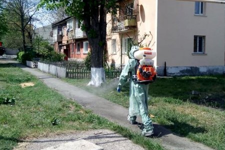 Остановки, детские и спортивные площадки, 15 км дорог: в Подольске ежедневно проводят дезинфекцию (фото)