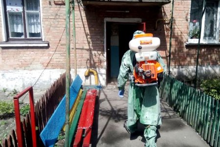 Остановки, детские и спортивные площадки, 15 км дорог: в Подольске ежедневно проводят дезинфекцию (фото)