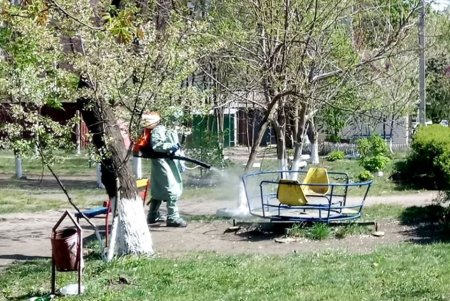 Остановки, детские и спортивные площадки, 15 км дорог: в Подольске ежедневно проводят дезинфекцию (фото)