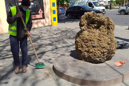 Коммунальщики привели в порядок памятники в Киевском районе (фото)