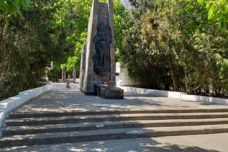 Коммунальщики привели в порядок памятники в Киевском районе (фото)