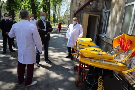 Две одесские больницы получили специальные герметичные боксы для перевозки пациентов с коронавирусом (фото)
