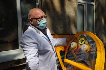 Две одесские больницы получили специальные герметичные боксы для перевозки пациентов с коронавирусом (фото)