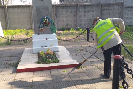 Коммунальщики привели в надлежащий вид памятники, провели уборку и отреставрировали скамейки (фото)