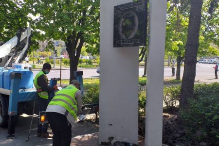 Коммунальщики привели в надлежащий вид памятники, провели уборку и отреставрировали скамейки (фото)