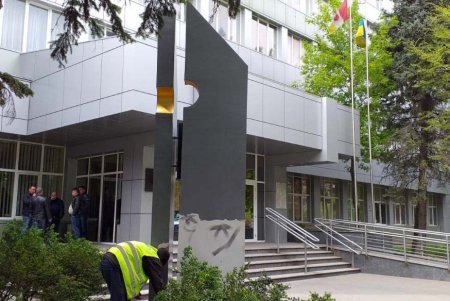 Коммунальщики привели в надлежащий вид памятники, провели уборку и отреставрировали скамейки (фото)