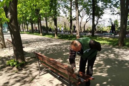 Коммунальщики привели в надлежащий вид памятники, провели уборку и отреставрировали скамейки (фото)