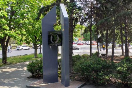 Коммунальщики привели в надлежащий вид памятники, провели уборку и отреставрировали скамейки (фото)