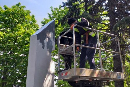 Коммунальщики привели в надлежащий вид памятники, провели уборку и отреставрировали скамейки (фото)