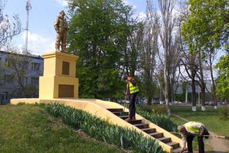 Коммунальщики привели в надлежащий вид памятники, провели уборку и отреставрировали скамейки (фото)