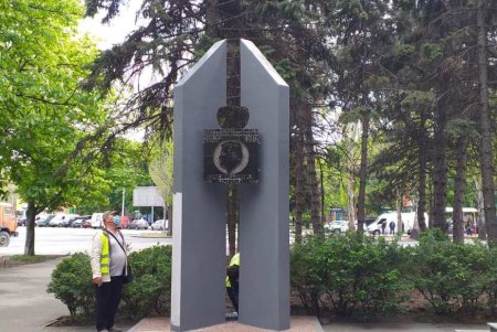 Коммунальщики привели в надлежащий вид памятники, провели уборку и отреставрировали скамейки (фото)
