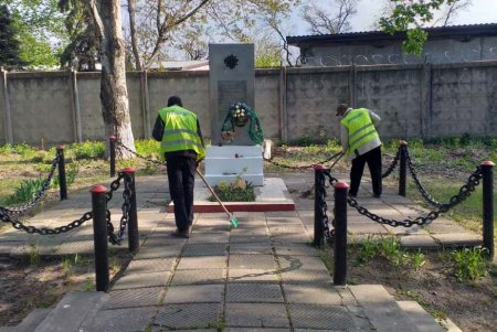 Коммунальщики привели в надлежащий вид памятники, провели уборку и отреставрировали скамейки (фото)
