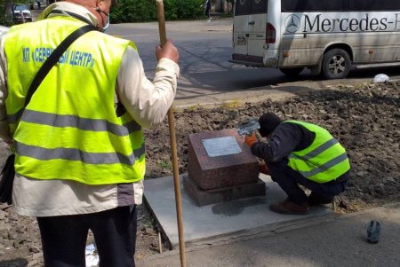 Коммунальщики привели в надлежащий вид памятники, провели уборку и отреставрировали скамейки (фото)
