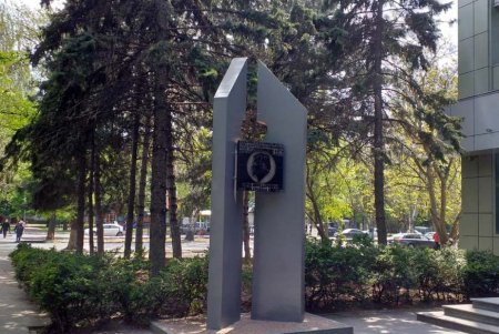 Коммунальщики привели в надлежащий вид памятники, провели уборку и отреставрировали скамейки (фото)