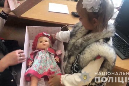 Семилетнюю жительницу Лиманского района, которой удалось сбежать от похитителя, наградили за помощь в поимке преступника (фото, видео)