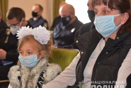 Семилетнюю жительницу Лиманского района, которой удалось сбежать от похитителя, наградили за помощь в поимке преступника (фото, видео)