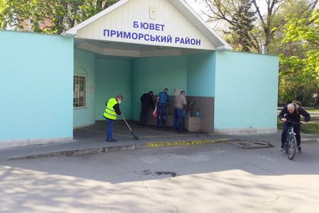 Коммунальщики проводят уборку и покраску городских бюветов