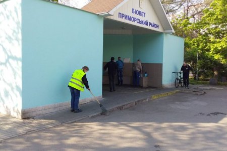 Коммунальщики проводят уборку и покраску городских бюветов